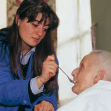 Un servizio per curare un anziano a casa