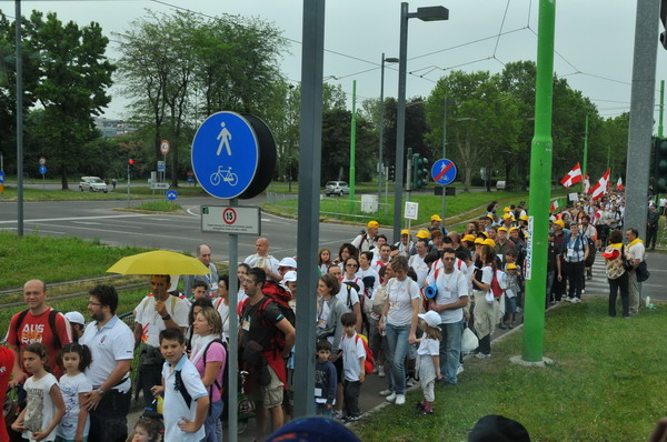 Un serpentone di fedeli verso l'altare dove si celebrerà la Santa Messa con Benedetto XVI