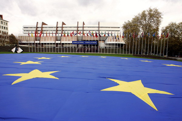 European flag of 46 meters out of 25, the largest flag of the world, according to the Guinness Book of records, is presented 16 November 2005 in Strasbourg at the time of the 50e anniversary of this symbol common to the Council of Europe and the EU. AFP PHOTO OLIVIER MORIN