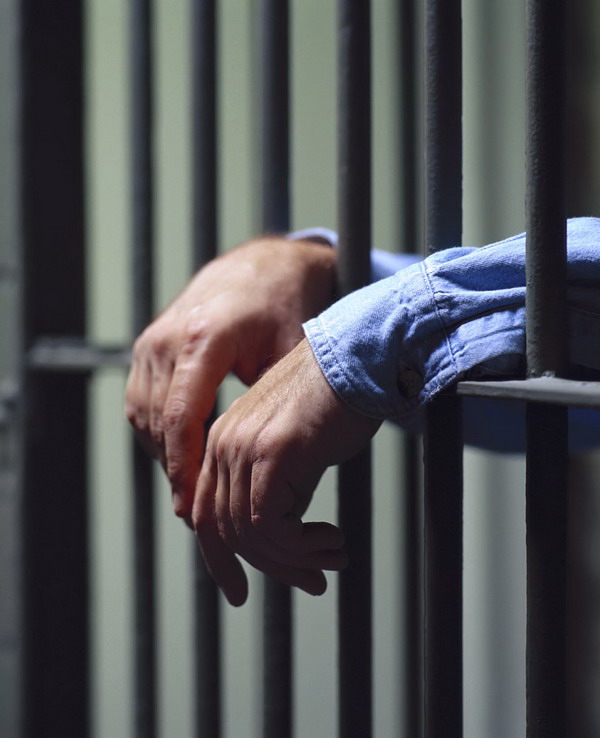 CARCERI. I DETENUTI SCIOPERANO IN TUTTA ITALIA

Sciopero dei detenuti in tutti i 48 carceri italiani Sono numerosi i detenuti che hanno deciso di partecipare, a partire da oggi, allo sciopero del vitto che durerà altri nove giorni. L'iniziativa è partita dal carcere romano di Rebibbia e dall'associazione Papillon. La protesta è contro il sovraffollamento delle carceri italiane, ma attraverso lo sciopero i detenuti chiedono anche la riforma del codice penale e l'indulto generalizzato. Sono richiesti anche l'aumento della liberazione anticipata a quattro mesi e il passaggio della sanità penitenziaria al sistema sanitario nazionale.