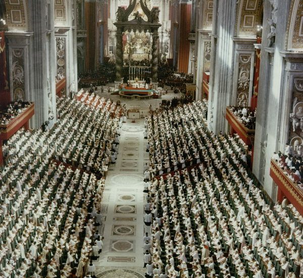 visione d'insieme dei vescovi raccolti nella navata centrale.