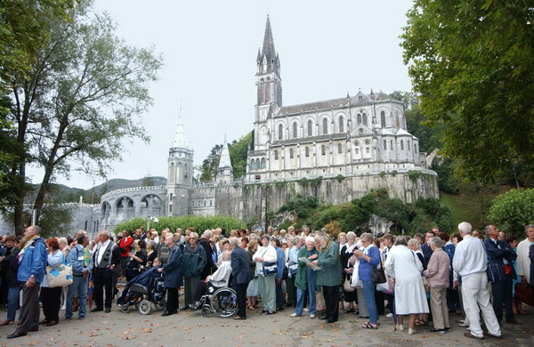 gruppo di pellegrini. sullo sfondo la basilica del santo rosario. processione eucaristica