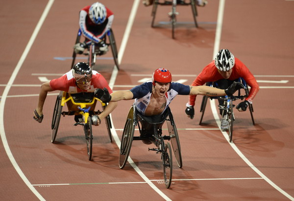 Britain's David Weir (C) celebrates winning gold in the men's 800m T54 final during the athletics competition at the London 2012 Paralympic Games at the Olympic Stadium in east London on September 6, 2012. AFP PHOTO / ADRIAN DENNIS