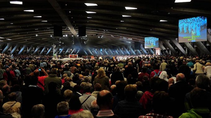 Una Chiesa di tanti popoli <br>riunita davanti a Maria
