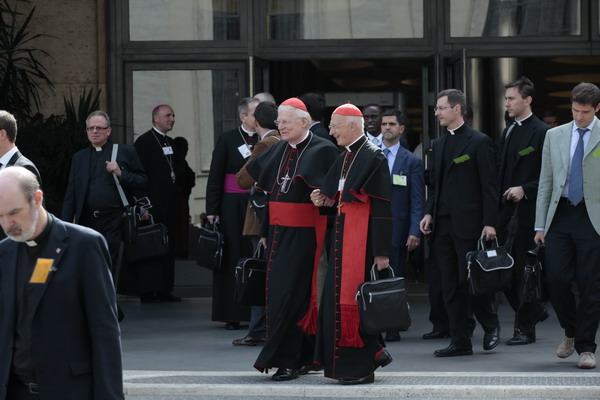 Città del Vaticano 09-10-2012 I vescovi alla uscita del Sinodo
Al centro Scola e Bagnasco