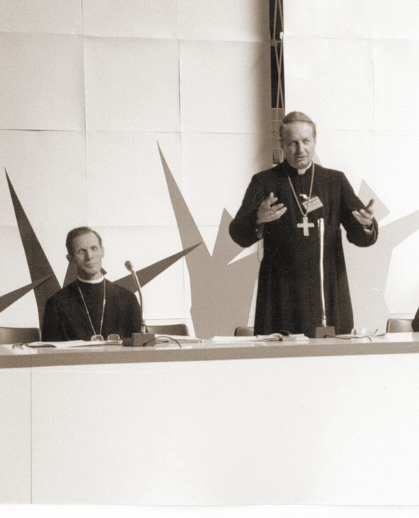 al tavolo dei relatori da sinistra: mons. renato corti, il card. carlo maria martini che sta parlando al microfono,  don sergio gianelli..