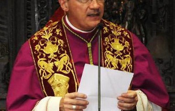 Monsignor Redaelli <br>riceve il Pallio dal Papa