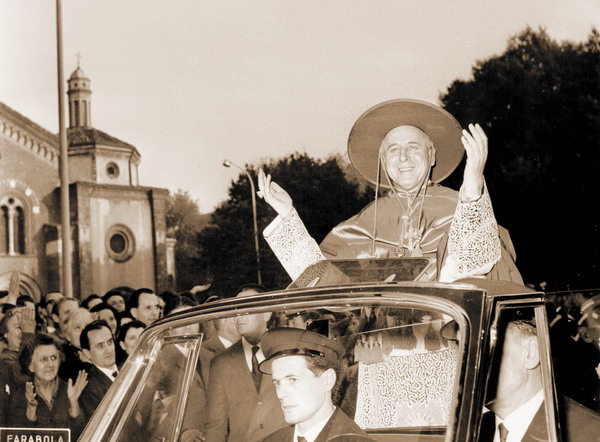 mons. giovanni colombo in auto in partenza da s. eustorgio.