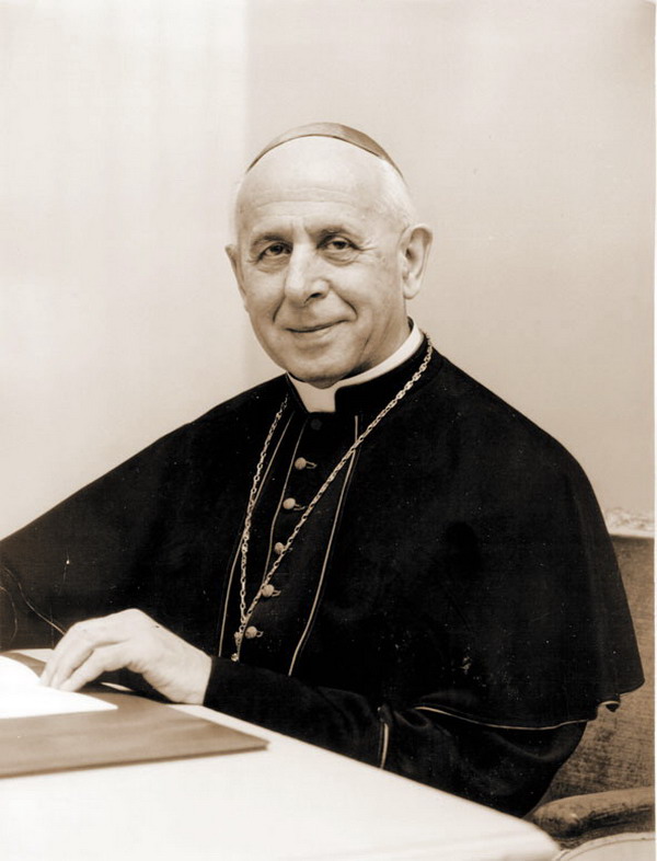 il card. giovanni colombo alla scrivania.