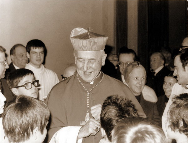 il card. giovanni colombo si intrattiene con la gente.