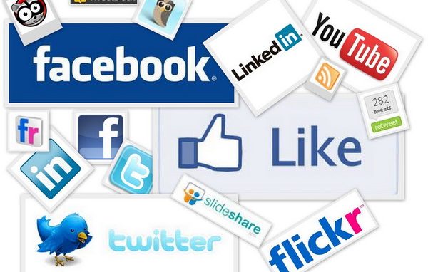 E per catturare i giovani <br>i due Papi volano nei “social”