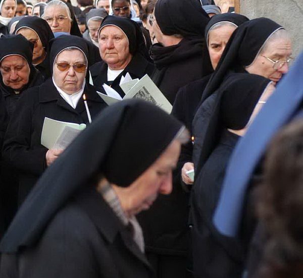 cerimonia con religiose a lallio
(foto yuri colleoni)

per diego colombo

(Foto: Yuri Colleoni)