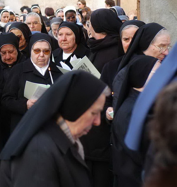 cerimonia con religiose a lallio
(foto yuri colleoni)

per diego colombo

(Foto: Yuri Colleoni)