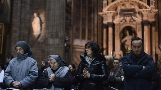 «Continuate a stare <br>presso la croce di Gesù!»