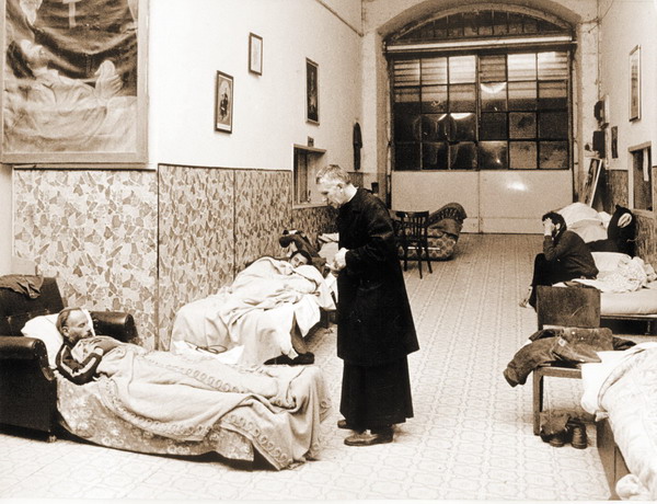 fratel ettore osserva un ospite che dorme in poltrona-letto accanto ad altri