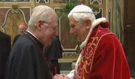 Il saluto del Papa al cardinale Scola
