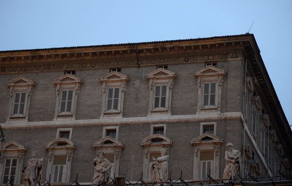 La piazza e la finestra