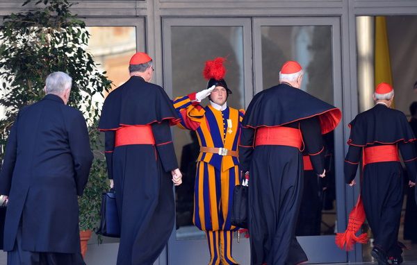 Cardinali in preghiera <br>all’Altare della Cattedra