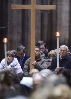 Ultima tappa della Via Crucis <br>con monsignor Delpini