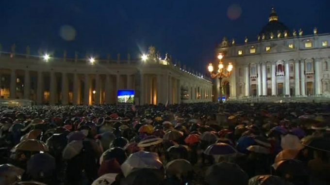 FUMATA BIANCA, HABEMUS PAPAM!