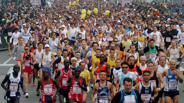 Some 5000 people take the start of the M MILAN, ITALY: Some 5000 people take the start of the Milan City Marathon in front of the central station in Milan 28 November 2004. Kenyan Daniel Kiplagat Cheribo won the race in 2h08'38". AFP PHOTO / Paco SERINELLI (Photo credit should read PACO SERINELLI/AFP/Getty Images)