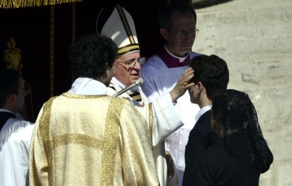 Papa Francesco, messa coi cresimandi: <br>«È Dio la novità definitiva»