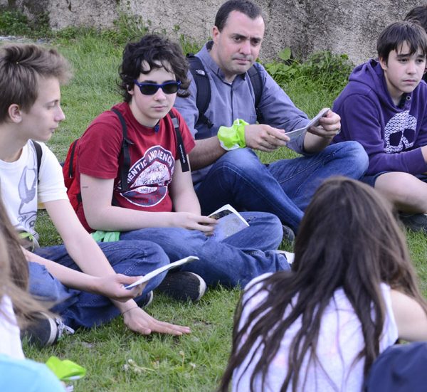 Il Vicario Generale, Mons. Mario Delpini, ha accolto i quattordicenni al termine della Via Crucis. I quattordicenni al Sacro Monte di Varese