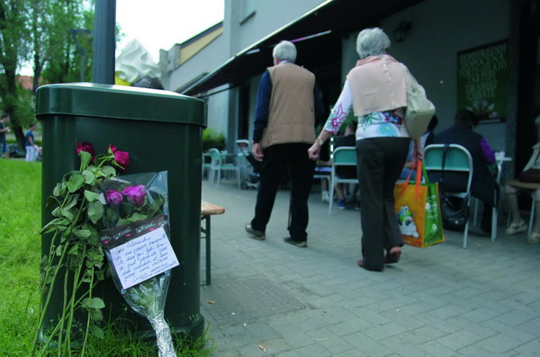 I LUOGHI DELLE AGGRESSIONI A NIGUARDA. NELLA FOTO PIAZZA BELLOVESO E IL BAR DOVE SI E' CONSUMATO L'OMICIDIO. (MASSIMO ALBERICO, MILANO - 2013-05-12) p.s. la foto e' utilizzabile nel rispetto del contesto in cui e' stata scattata, e senza intento diffamatorio del decoro delle persone rappresentate