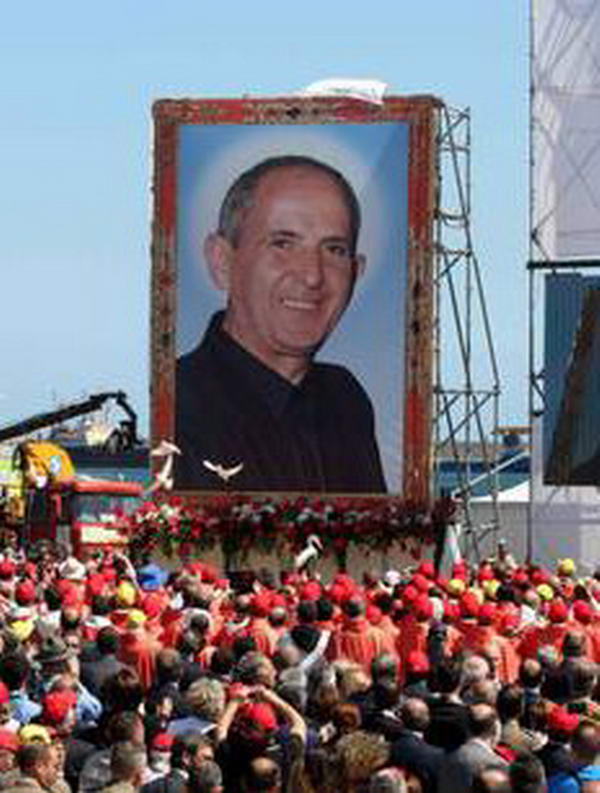 Folla alla cerimonia di beatificazione di padre Pino Puglisi, il parroco di Brancaccio ucciso da killer mafiosi il 15 settembre 1993, al Foro Italico di Palermo, 25 maggio 2013. ANSA/ MICHELE NACCARI