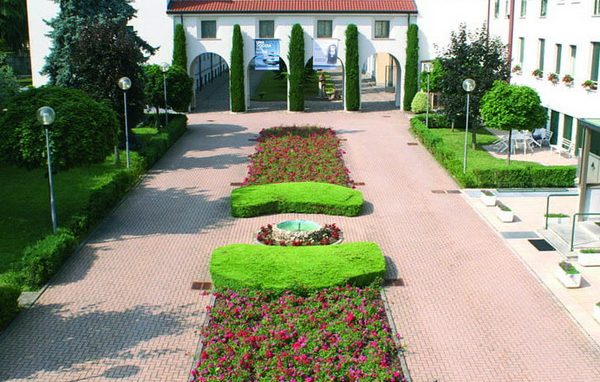 Eucaristia e apostolato, <br>Scola dalle suore di Agrate