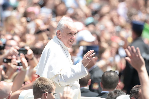 Città del Vaticano 19 maggio 2013 -. Papa Francesco presiede la Messa di Pentecoste alla presenza degli aderenti ai Movimenti cattolici