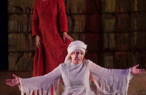 Dal sepolcro Antigone <br>detta la legge del cuore