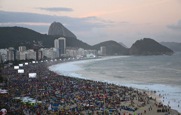 A Copacabana un oceano di cuori giovani