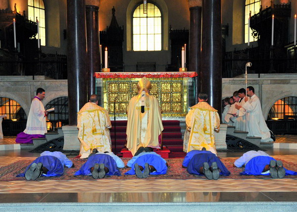 Professione religiosa per cinque suore africane, sabato 1 settembre 2012 in Sant'Ambrogio, presieduta dall'Arcivescovo di Milano. Si chiamano Faustine Bahayimana, Denise Barembemba, Marie Goretti Manirakiza, Concilie Nyagimana ed Esperance Nyandwi; sono tutte originarie del Burundi e appartengono a un’unica Famiglia religiosa, quella delle Piccole Apostole di Gesù, con sede ad Appiano Gentile (Co), presente nella Diocesi di Milano e nelle missioni.