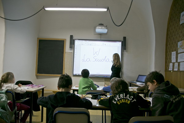 Roma 23 Febbraio 2013 Lezioni alla scuola polacca di Roma con il computer e la lavagna multimediale.