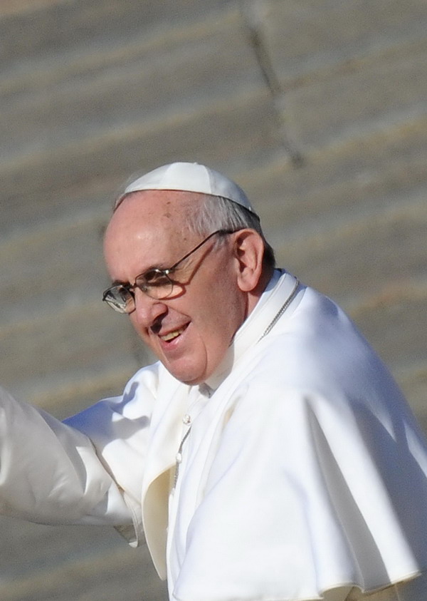 Papa Francesco arriva in piazza San Pietro per la messa di inaugurazione del Pontificato, Citta' del Vaticano, 19 marzo 2013. Pope Francis waves to the crowd during his inauguration mass at St Peter's square, 19 March 2013, Vatican City. World leaders flew in for Pope Francis's inauguration mass in St Peter's Square on Tuesday where Latin America's first pontiff will receive the formal symbols of papal power. ANSA/ETTORE FERRARI