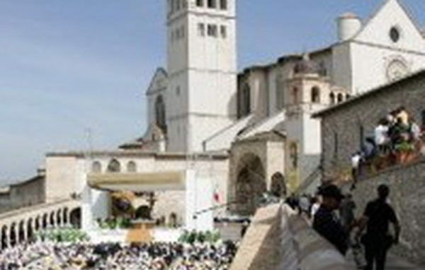 Novecento ragazzi da Milano ad Assisi