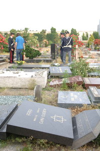 Dopo l’atto vandalico al cimitero VICINI E SOLIDALI CON LA COMUNITÀ EBRAICA