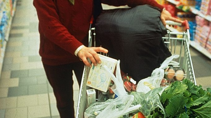Altroconsumo ha confrontato i prezzi di 148 prodottiin 35 supermercati milanesi FARE LA SPESA RISPARMIANDO