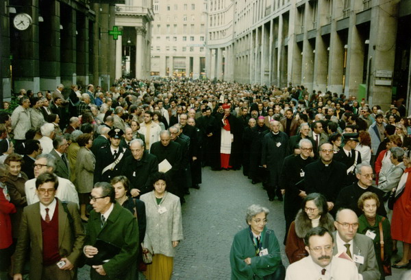 il card. carlo maria martini in processione con alcuni delegati delle chiese cristiane di milano e prelati diocesani.