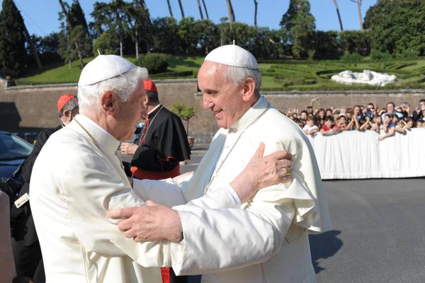 ANSA/OSSERVATORE ROMANO 5 luglio, Città del Vaticano. Labbraccio tra il Papa Emerito Benedetto XVI e Papa Francesco presso il Palazzo del Governatorato
