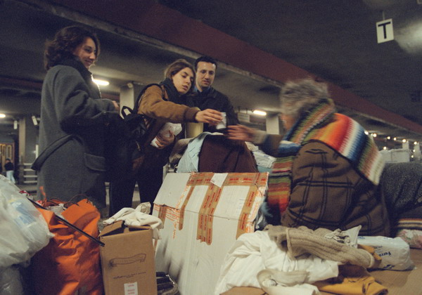 NAPOLI - STAZIONE - RONDA NOTTURNA DI VOLONTARI IN SOCCORSO AI BARBONI HOMELESS