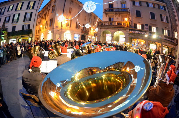 LECCO = PIAZZA XX SETTEMBRE : CONCERTO " TUBA SOTTO L'ALBERO " - CARDINI - 22-12-2012