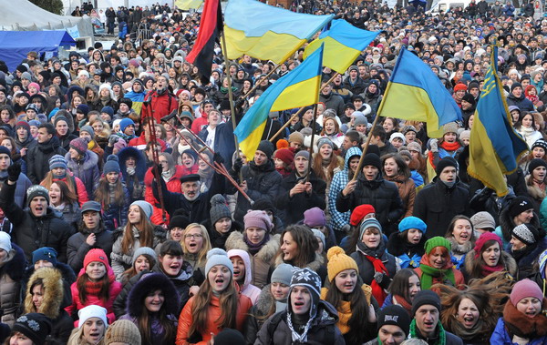 Some ten thousand students rally in western Ukrainian city of Lviv on December 10, 2013, a day after Ukrainian police forced protesters who have blockaded the government headquarters in central Kiev for a week to move away from the building. Ukrainian President Viktor Yanukovych on Tuesday held talks with his three predecessors in a bid to defuse an escalating standoff with pro-EU protesters, as several demonstrators were injured in fresh clashes with police. With concern growing over the risk of an even bloodier confrontation between police and protesters, EU foreign policy chief Catherine Ashton and a top US State Department diplomat arrived in Kiev for talks with Yanukovych.  AFP PHOTO/ YURIY DYACHYSHYN