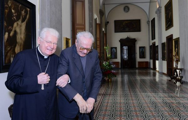 Scola a pranzo coi preti anziani: <br>«Un segno di gratitudine»