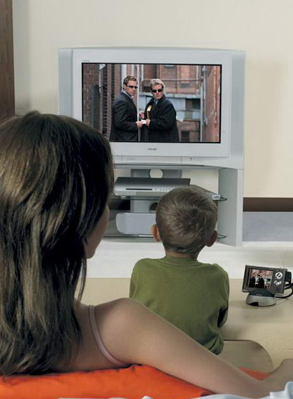 famiglia con figlio guarda la televisione
