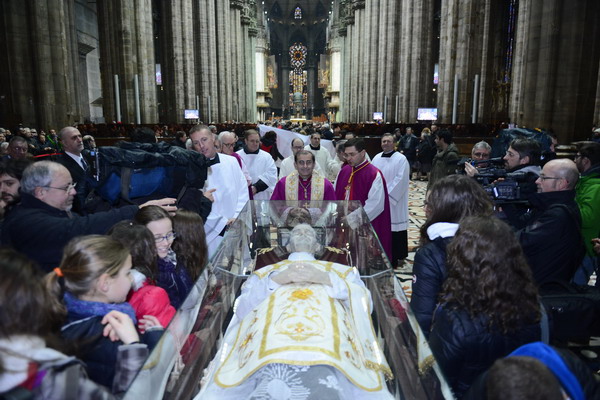 Dopo aver percorso le vie della città su un tram eccezionalmente allestito per la peregrinazione, l'urna di San Giovanni Bosco è giunto in Duomo a Milano dove ad accoglierlo c'era mons. Mario Delpini, Vicario generale della Diocesi. Catechisti e catechiste della Diocesi hanno partecipato a un momento di preghiera con il Vicario generale.