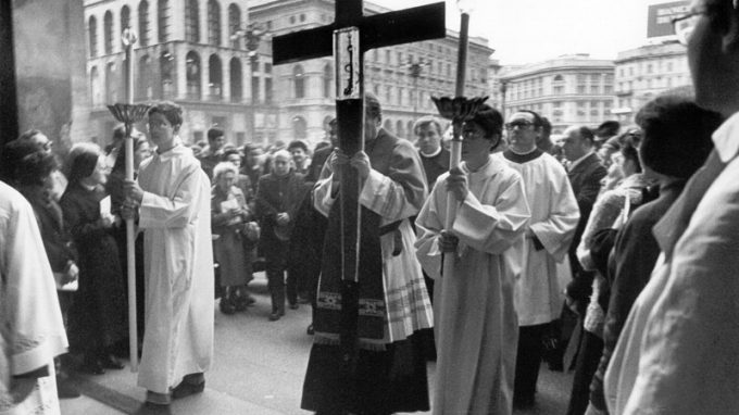 Martini in processione <br>contro le “nuove pesti”