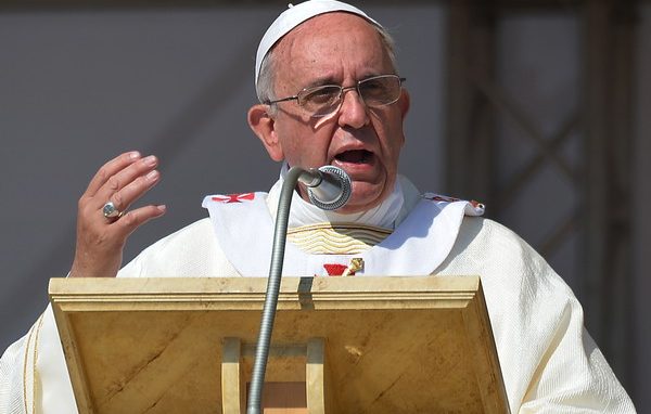 Fuori dalla Chiesa con e senza coppole e lupare