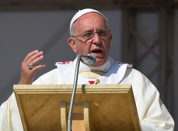 Pope Francis delivers his homily as he celebrates mass in Sibari, in the southern Italian region of Calabria at the end of his one-day visit in the city, on June 21, 2014.  Pope Francis launched a scathing attack on the mafia Sunday during a trip to the heartland of one of the most feared syndicates, and said no more children should die at the hands of organised crime. AFP PHOTO / VINCENZO PINTO